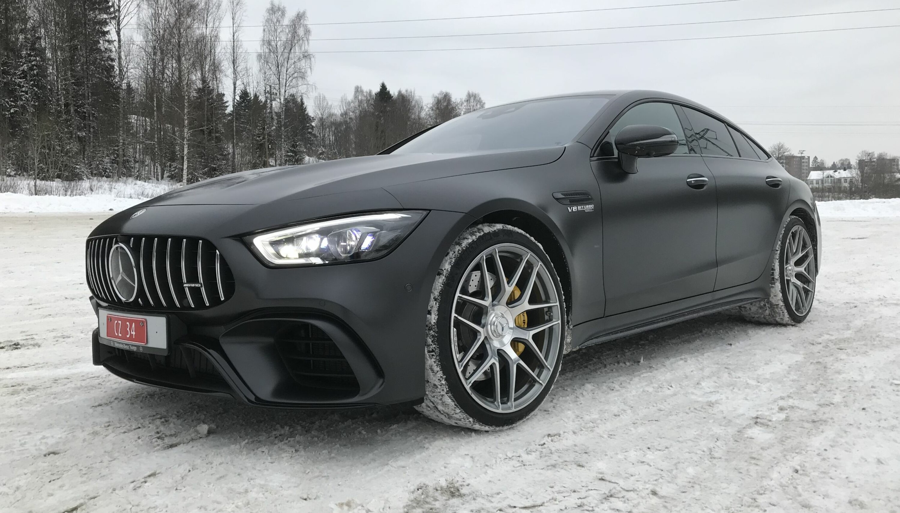 DIMENSJONER: AMG-spesifikk grill, langt panser og enorme luftinntak.