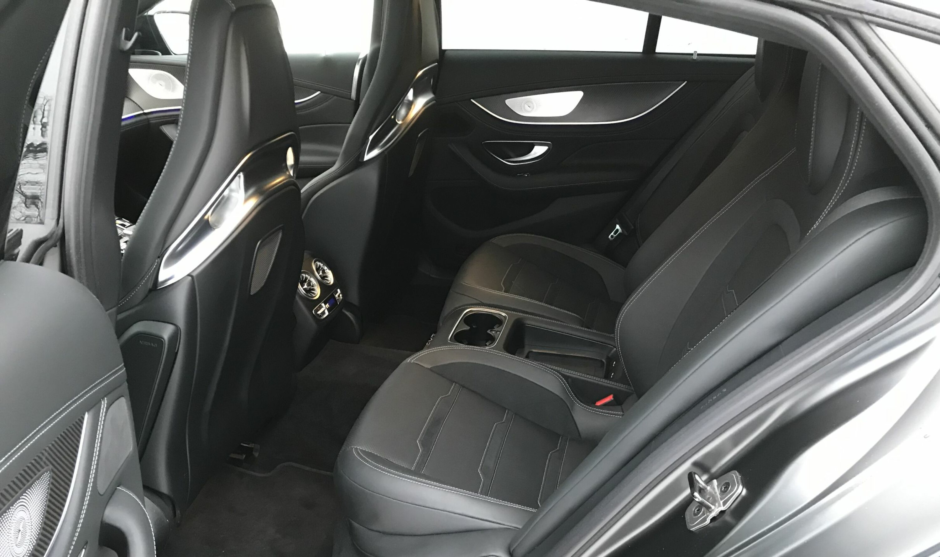 ALTERNATIVER: I tillegg til enkeltseter (bildet) og en gjennomgående setebenk er det også mulig å få to separat nedfellbare seter med business-midtkonsoll.