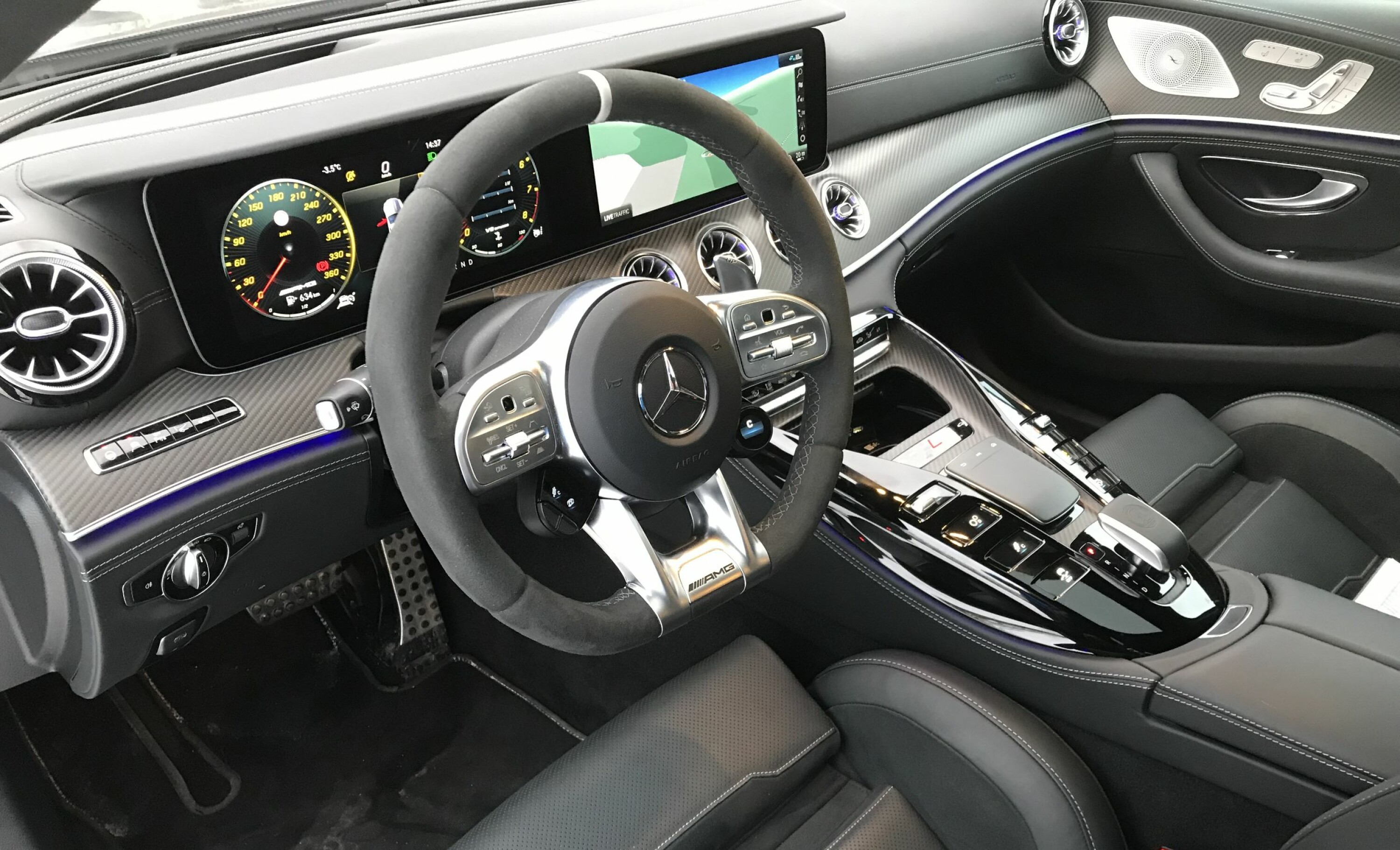 NOEN NEDTURER: Midtkonsollen er i Panamera-stil og er bred og fin. Girspaken er plassert langt bak. Det spiller liten rolle siden den kun brukes til drive og park. Verre er det med touchpaden som brukes til å betjene skjermen. Pad-en er bilens største svakhet