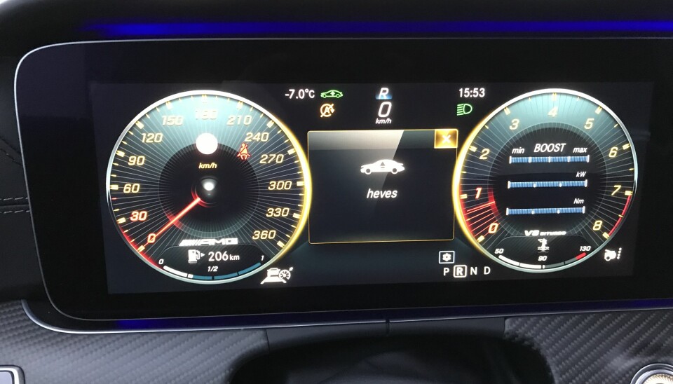 ET LØFT: Med luftfjæringen kan bilen heves. Speedometeret er 'oppstilt' (som man sa før) til 360 km/t.