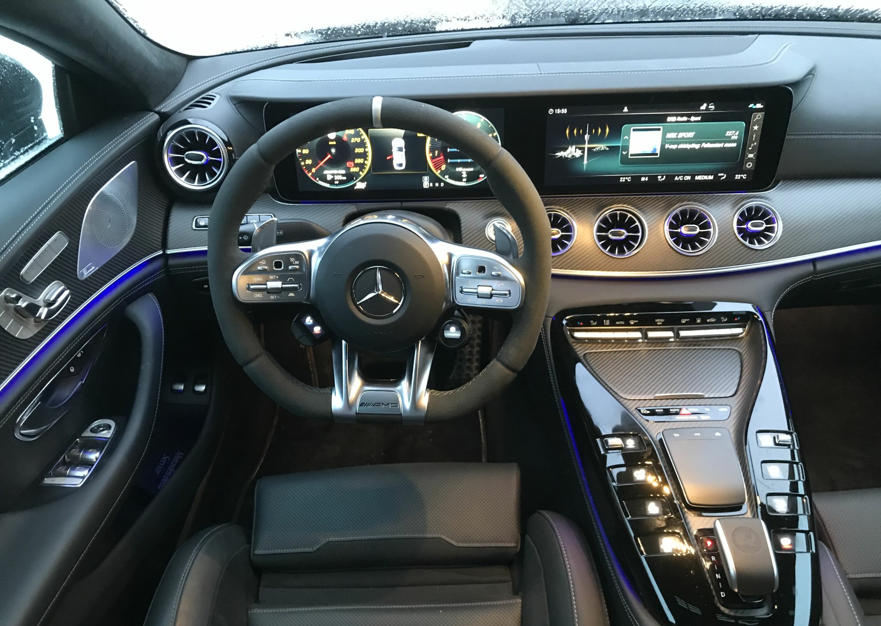 BARSKT: Maskulint førermiljø med mye karbon og lettmetall. Rattet er digert og kledd i Alcantara. Setene gir massevis av støtte, men er harde.