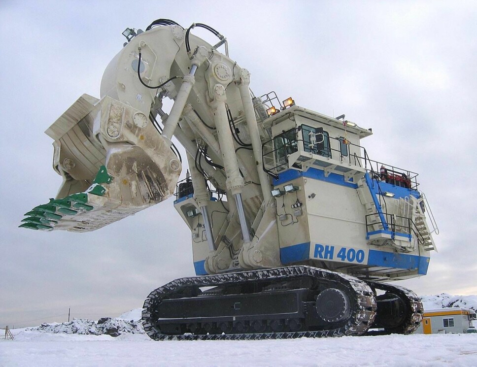 <b>TUNGE LØFT:</b> Verdens største hydrauliske gravemaskin kan løfte utrolige 94 tonn sand og jord i skuffen på et løft.Den er en såkalt bakgraver.