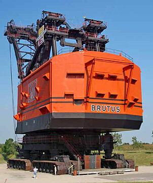 <b>BIG BRUTUS:</b> Bucyrus-Eries model 1850 B ble bare kalt Big Brutus. Den 49 meter høye gravemaskinen var virksom i gruvedrift på 60- og 70-tallet, men står nå utstilt i Kansas. Legg merke til menneskene i forhold til maskinen.