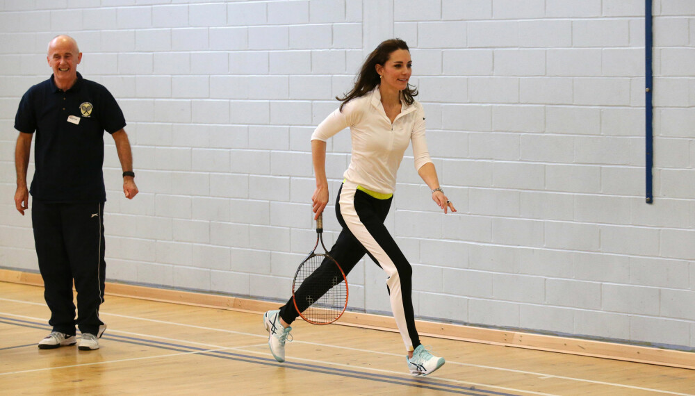 AKTIV: Hertuginne Kate prioriterer fysisk aktivitet. Her spiller hun tennis under et offentlig besøk.