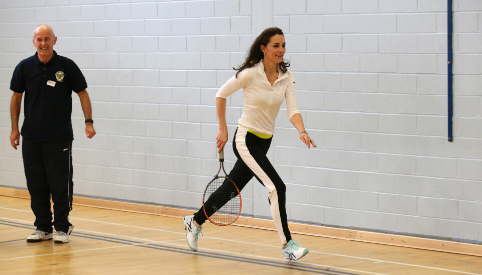 AKTIV: Hertuginne Kate prioriterer fysisk aktivitet. Her spiller hun tennis under et offentlig besøk.