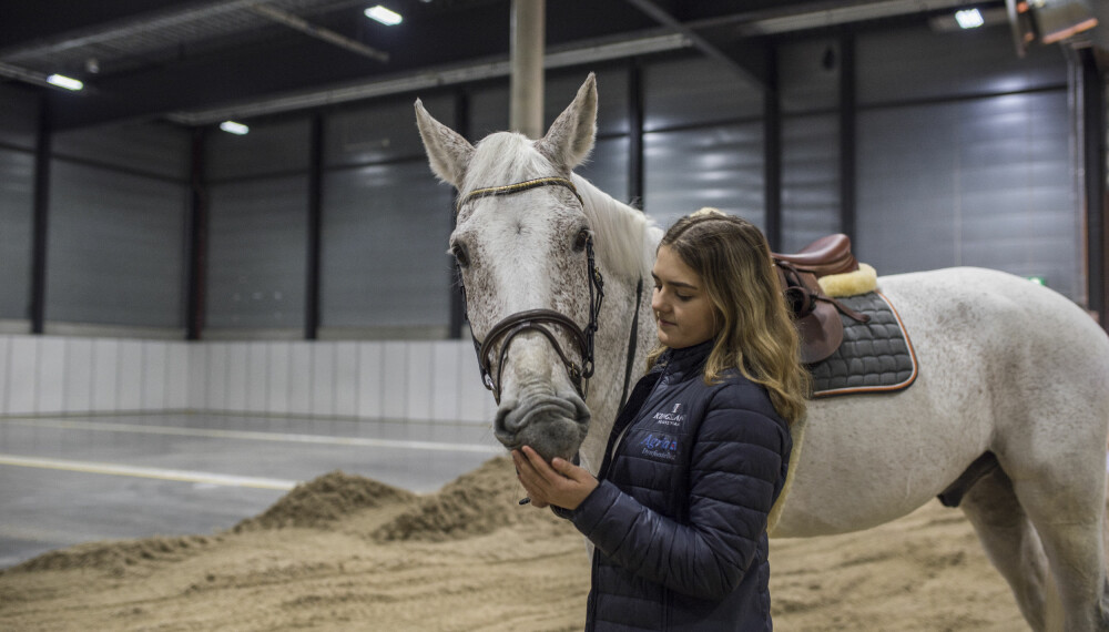 Ingrid Gjelsten har drevet med hest siden hun var seks år. Nå er hun på junior-landslaget.