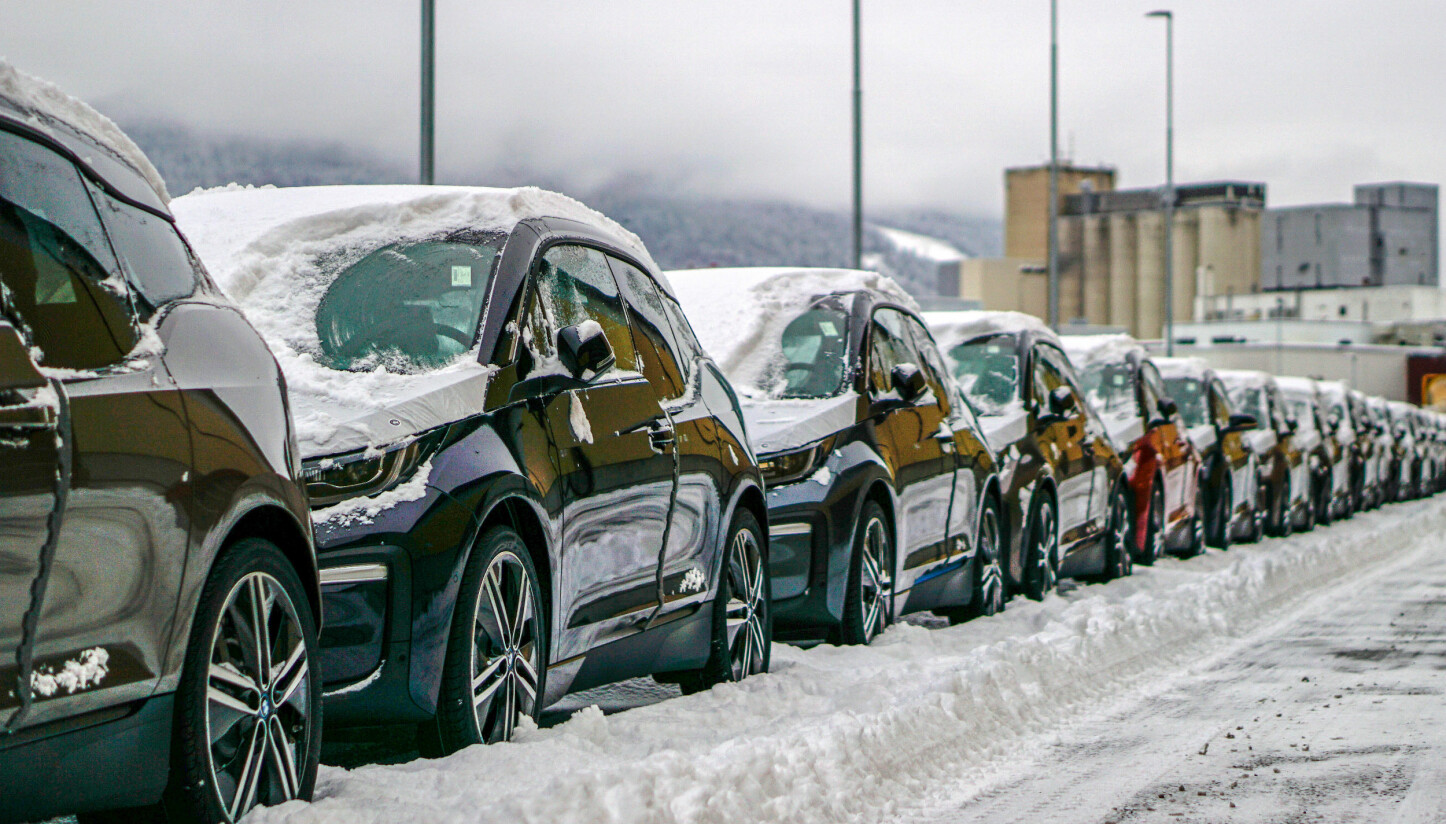 VINTERVENNLIG? En ting potensielle kunder frykter, er at elbilen skal slite i norsk vinterkulde. Her står en rekke BMW i3 på kaia i Drammen.