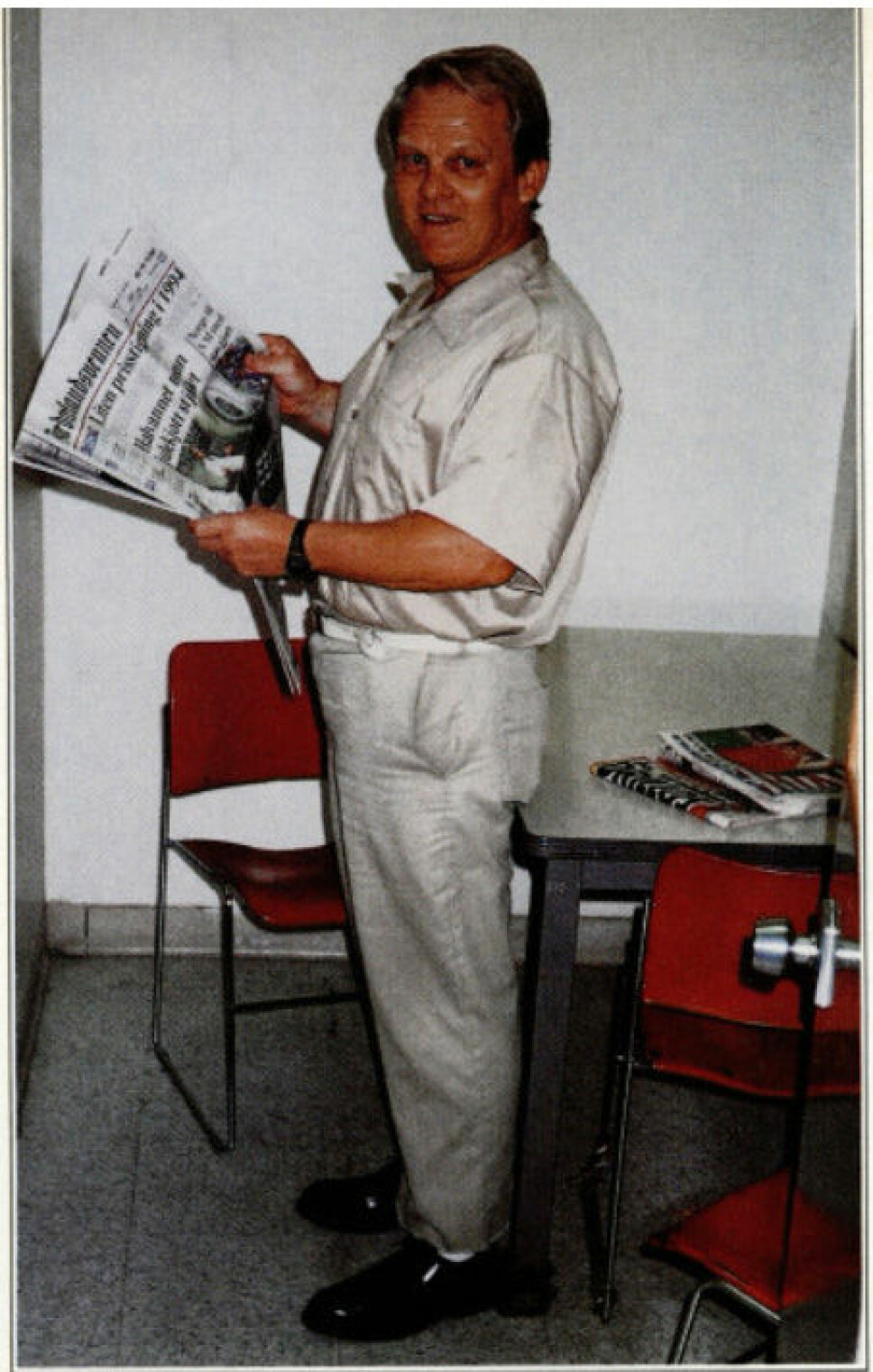 <b>11 ÅR I BURET:</b> Narkodømte Erling Ingvaldsen med fengselsklær i kaki og norske aviser i hånden møtte Vi Menn i fengselet i Atlanta i 1993.  