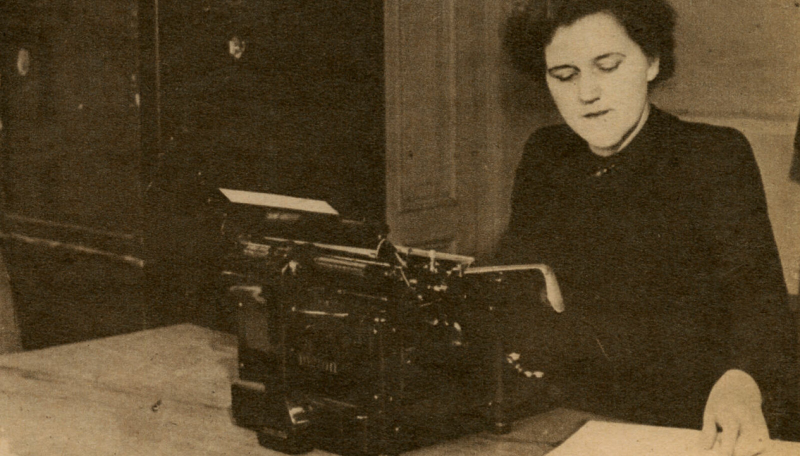 <b>ÅSTEDET:</b> Skrivemaskinen var ett av hennes viktigste våpen i kampen mot Gestapo: Ida Deetjen poserer etter krigen på det som i nesten et år var arbeidsplassen på Victoria Terrasse.