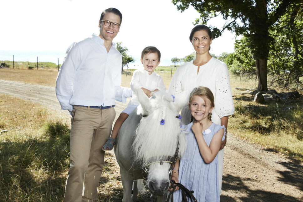 HELE FAMILIEN: Victoria og Daniel sammen med barna Estelle og prins Oscar.
