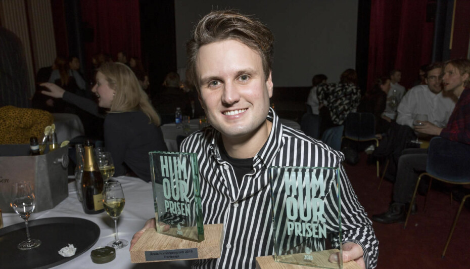 STOLT VINNER: Kevin Vågenes var nominert til tre priser og vant to av dem under årets Humorpris. Han vant «Årets morsomste på TV» og «Årets humorprogram», mens «Årets morsomste på nett» gikk til Herman Flesvig.