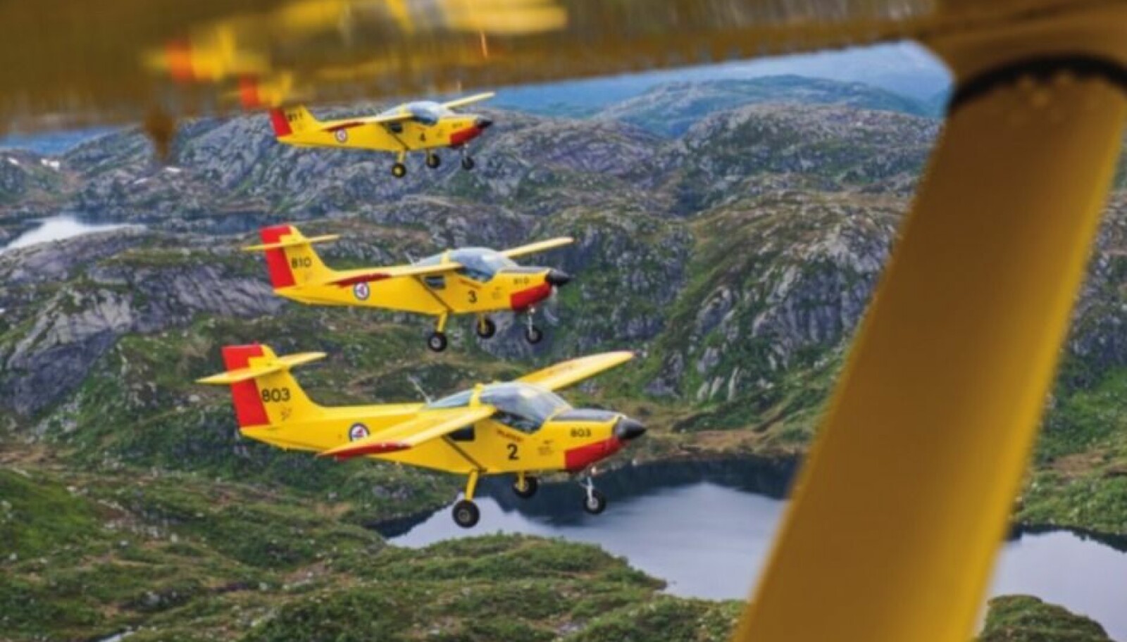 <b>POPULÆRT SYN:</b> På vei over fjellet mellom Stavanger og Kjeller. De gule SAAB Safari-flyene er populære på flyshow over hele Norden i sommer­sesongen.