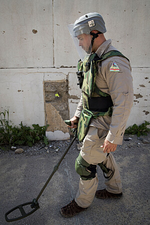 <b>PÅ SØKEN ETTER IED:</b> Audun på jobb i ruinene av Tel Keppe, hvor han søker etter improviserte miner lagt ut av IS.