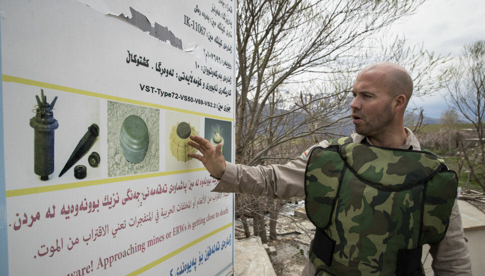 <b>OPPMERKING: </b>Audun vandrer gjennom et minefelt ved grensen mot Iran. Han må følge de oppmerkede stiene med stor varsomhet. Siene er ryddet, men rett utenfor kan det ligge en dødelig landmine.