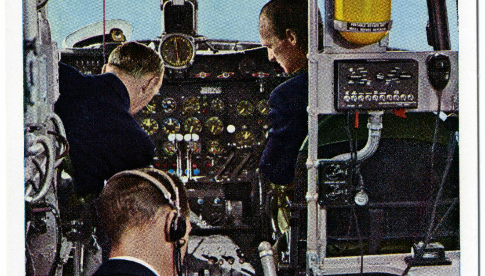 <b>COCKPIT:</b> Her er tre av besetningen ombord i en DC 7-C. De er Pilot in Command, maskinisten og navigatøren. Når flyet nådde marsjhøyde gikk gjerne en av pilotene til "Stateroom" for å slappe av litt. Maskinisten tok da pilotens plass. Det var alltid minimum to på plass i cockpit. (Foto: SAS).
