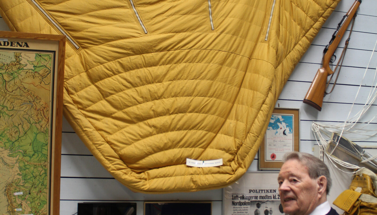 <b>NØDHJELPSUTSTYR:</b> På langrutene over polare strøk, hadde man med seg nødutstyr – som denne 4-manns soveposen. Foto: SAS museet/Reidar Martinsen