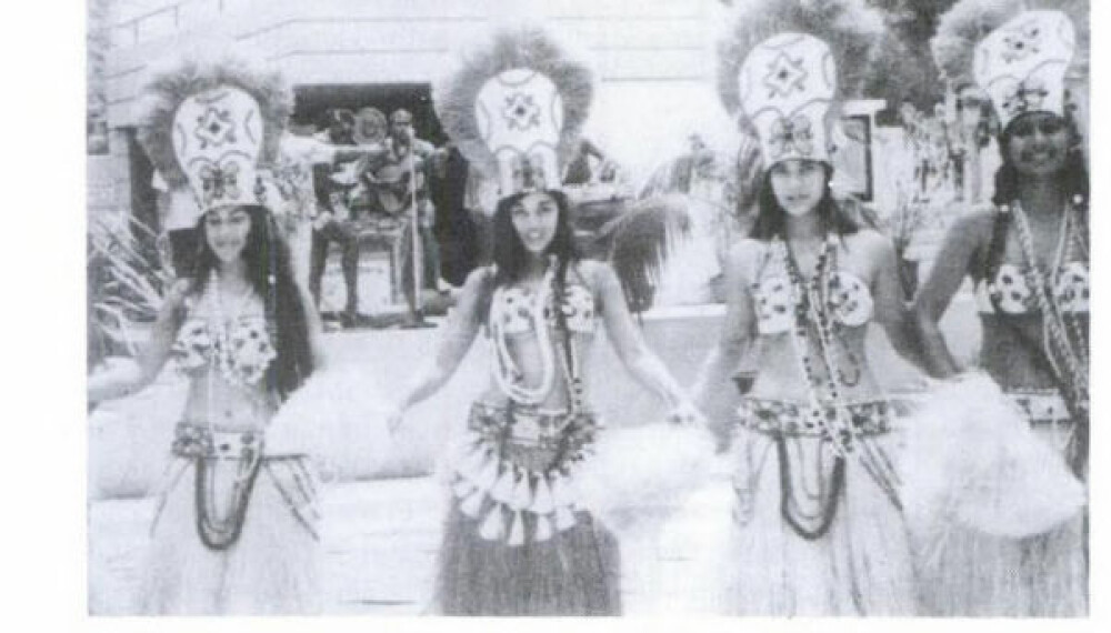 <b>JONASSEN SISTERS:</b> De tre jentene til venstre er «the Jonassen sisters» - som etter hvert ble fire. Anne, som var avbildet i Vi Menn, er i midten. Sammen med broren Jon Jonassen dannet de gruppen Betela Dance Troupe, som opptrådte med polynesisk dans. De var svært anerkjente, og turnerte flere ganger i Japan. Anne var gruppens leder. Den lyse huden viser tydelig at disse jentene ikke bare har Stillehavsblod i årene. Faksimile fra boken Nation and Destination: Creating Cook Islands Identity (Jeffrey Sissons)
