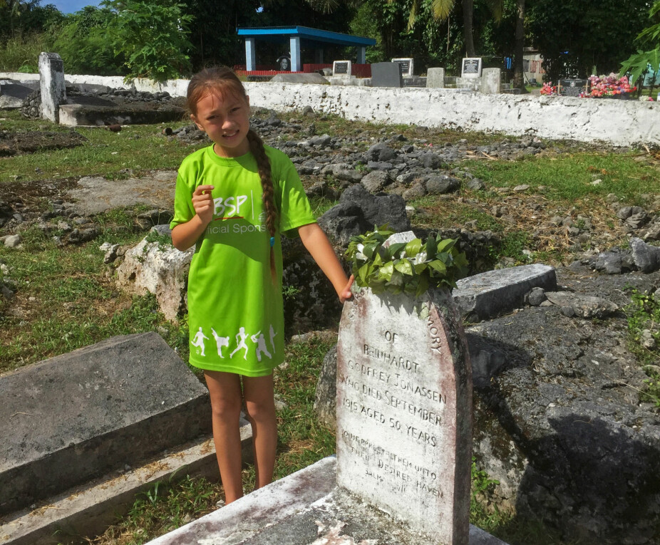 <b>NORDISK UTSEENDE:</b> Kaptein Jonassens tippoldebarn Vailana ved kapteinens grav på Rarotonga på Cookøyene. FOTO: Jon Jonassen/Jonassen Family Photo Collection