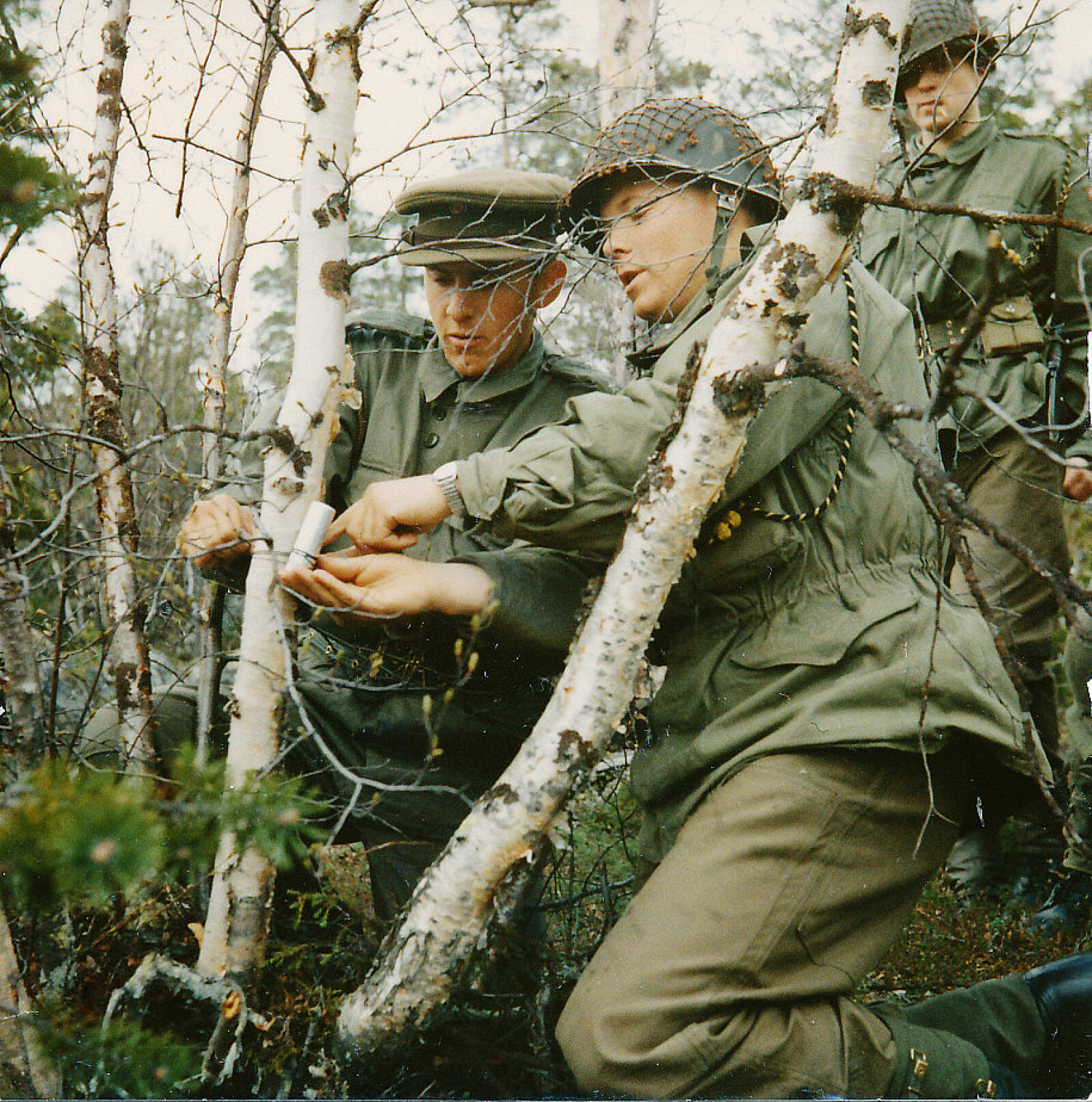 <b>VARSEL: </b>Utlegging av snubletråder med lysbluss og skudd rundt Brattli grensestasjon under oppmarsjen. Til venstre fenrik og stasjonssjef Arne Solem.