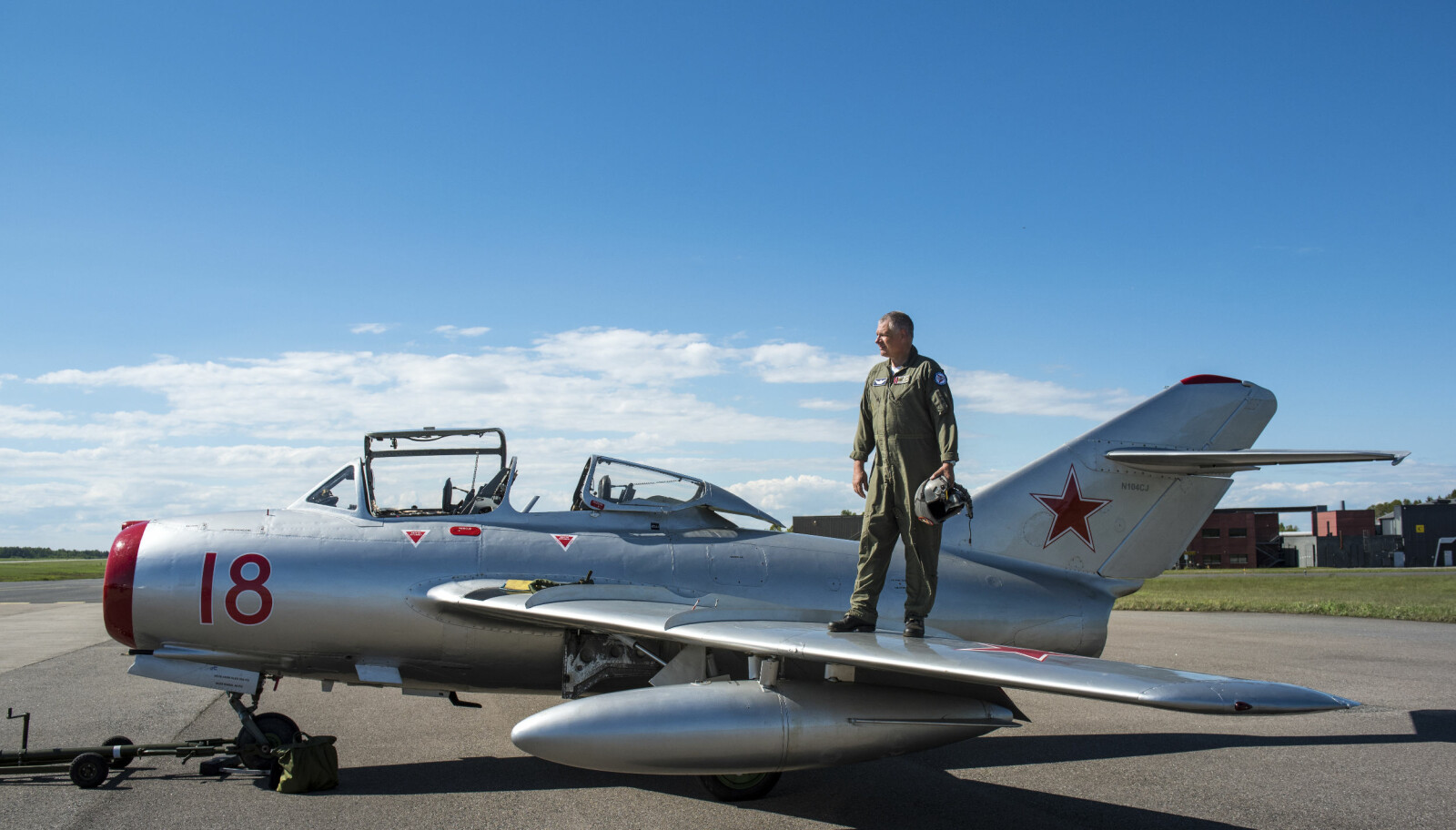 <b>MIGTIME: </b>Kenneth Aarkvisla og «Rød 18». MiG-15-flyet er det eneste i Europa som fortsatt flyr.