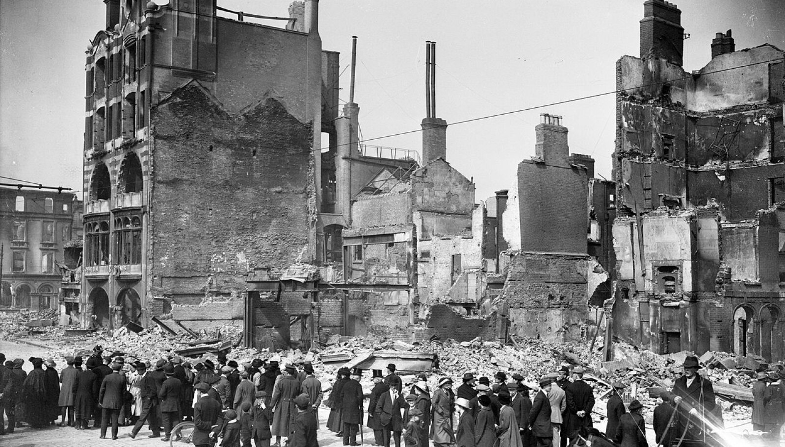 <b>BAKERI I RUINER:</b> I Lower Sackville Street i Dublin ble bakeriet lagt i ruiner under opprøret. I dag heter gaten O'Connel Street.