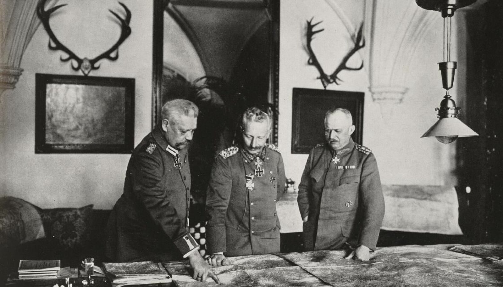 <b>HALVHJERTET:</b> Paul von Hindenburg, keiser Wilhelm II og Erich Ludendorff ledet de tyske styrkene under første verdenskrig. De ville støtte et irsk opprør om det kunne hemme deres felles fiende England.