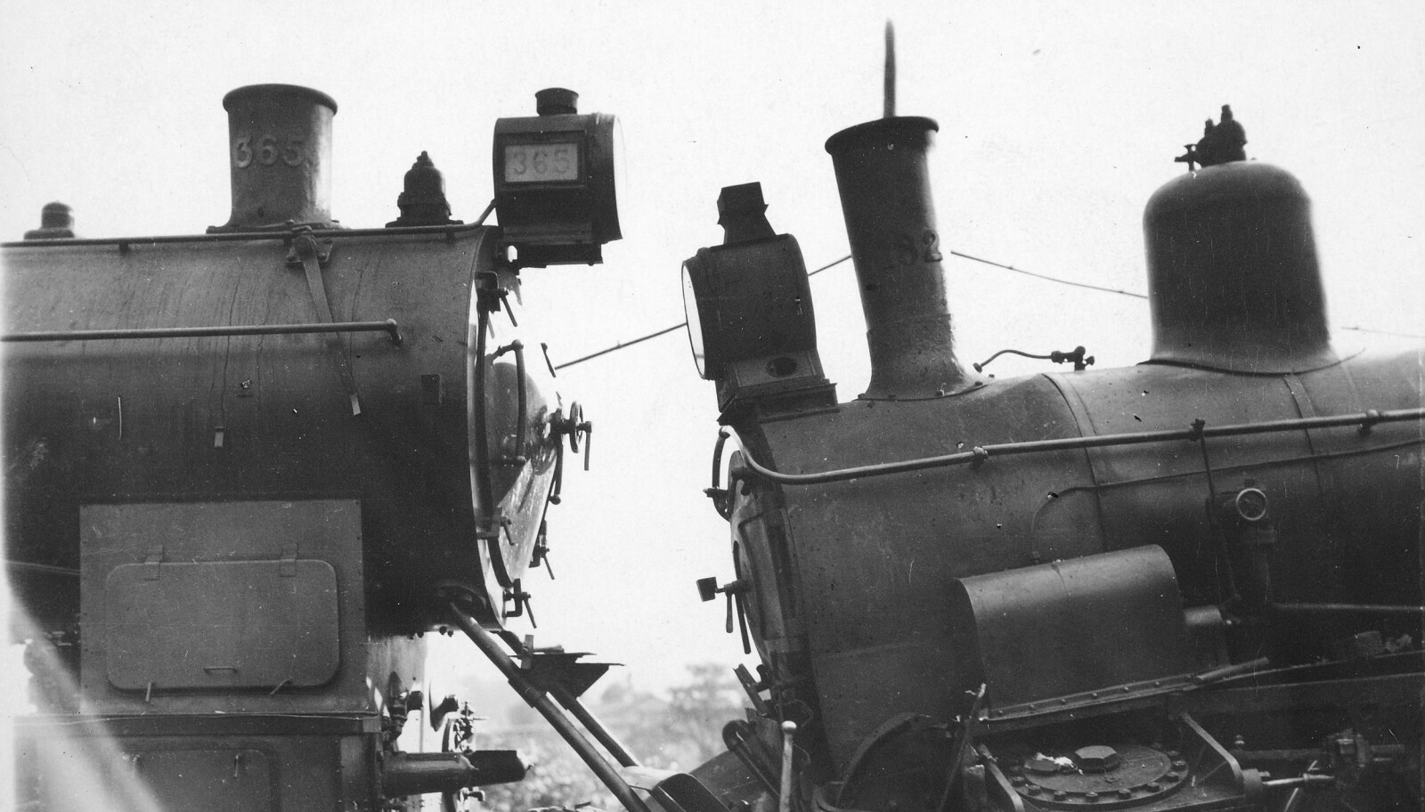 <b>KJEMPESMELL:</b> Damplokomotivene nr. 182 og 365 etter kollisjonen. Foto: Ukjent / Norsk jernbanemuseums samling.
