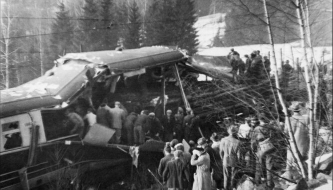 <b>NOVEMBER 1950:</b> Hjuksebø-ulykken, nordgående ekspresstog fra Kristiansand kolliderte med to løpske godsvogner. Foto: Norsk Jernbanemuseum