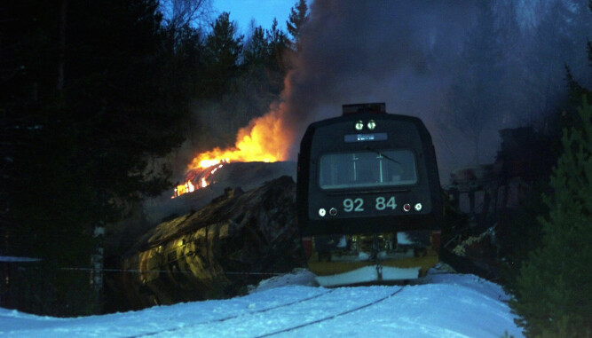ÅSTA-ULYKKEN: 19 personer omkom, og togene sto i lys lue etter ulykken. Foto: Cornelius Poppe, SCANPIX
