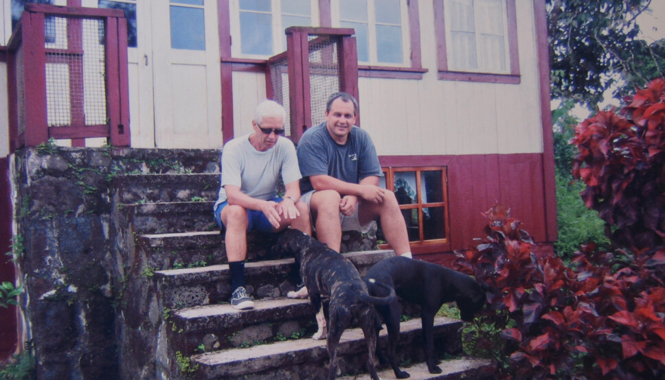 <b>ETTERKOMMERNE: </b>Knut Stampa (t.v.) sitter her på trappa til eiendommen «Miramar» sammen med Thorvaldo Kastdalen, sønnesønn av kolonisten Thorvald Kastdalen fra Rjukan, som ble værende på Galapagos for goddt. Foto: Privat/Knut Stampa