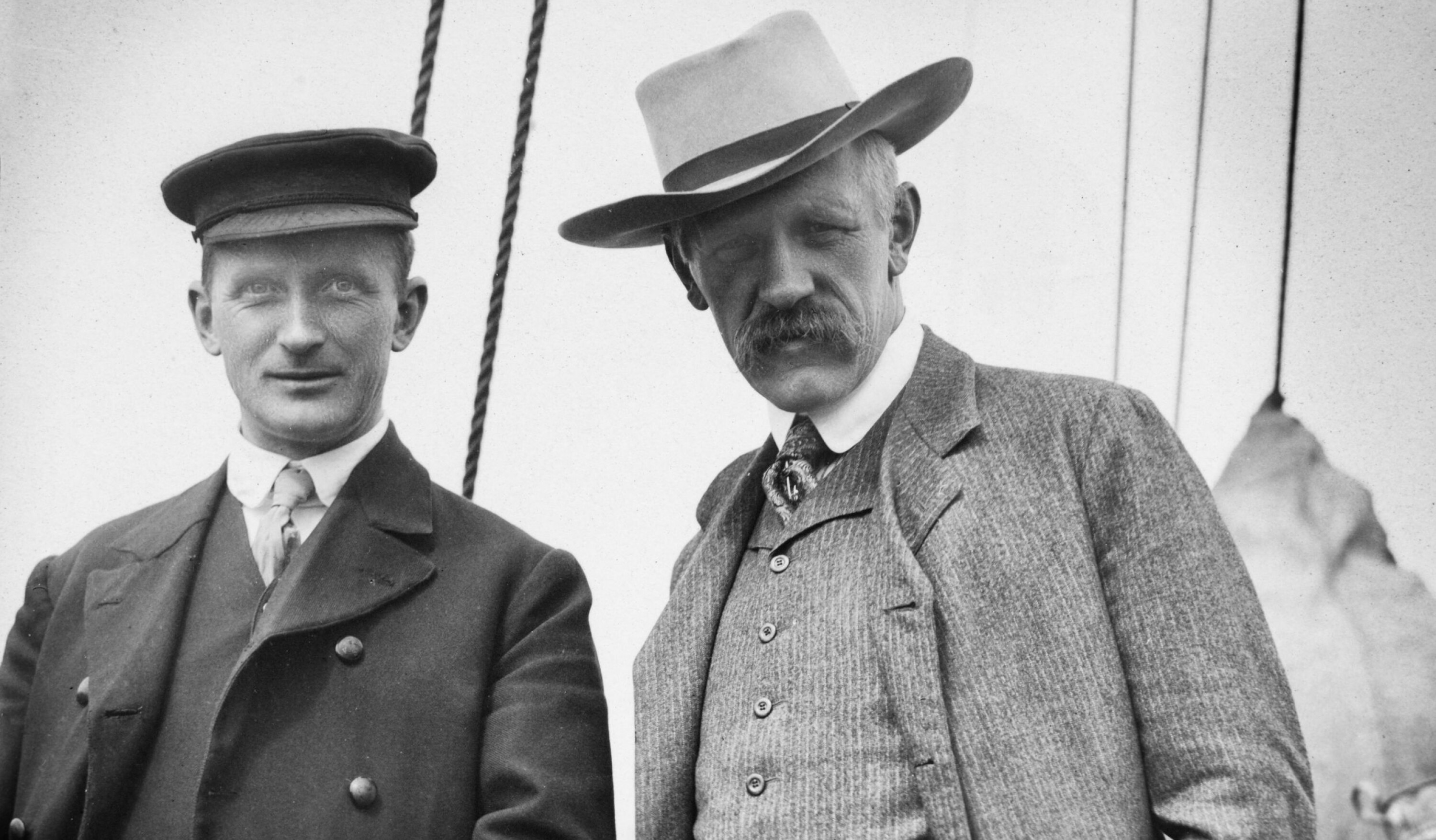 TOK IMOT SPIONEN: Bjørn Hellans-Hansen (t.v.) og Fridtjof Nansen tok imot det de trodde var polarhelten og fredsaktivisten Wilhelm Filchner. Men de to nordmennene var kun en del av den tyske spionens dekkoperasjon. Foto: Universitetsbiblioteket i Bergen