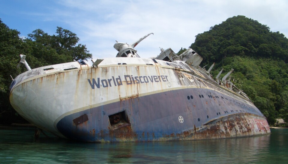 PÅ SKAKKE: Den en gang så stolte skuta 'World Discoverer' er blitt havets svar på Det Skjeve Tårn i Pisa. Foto: Wikipedia