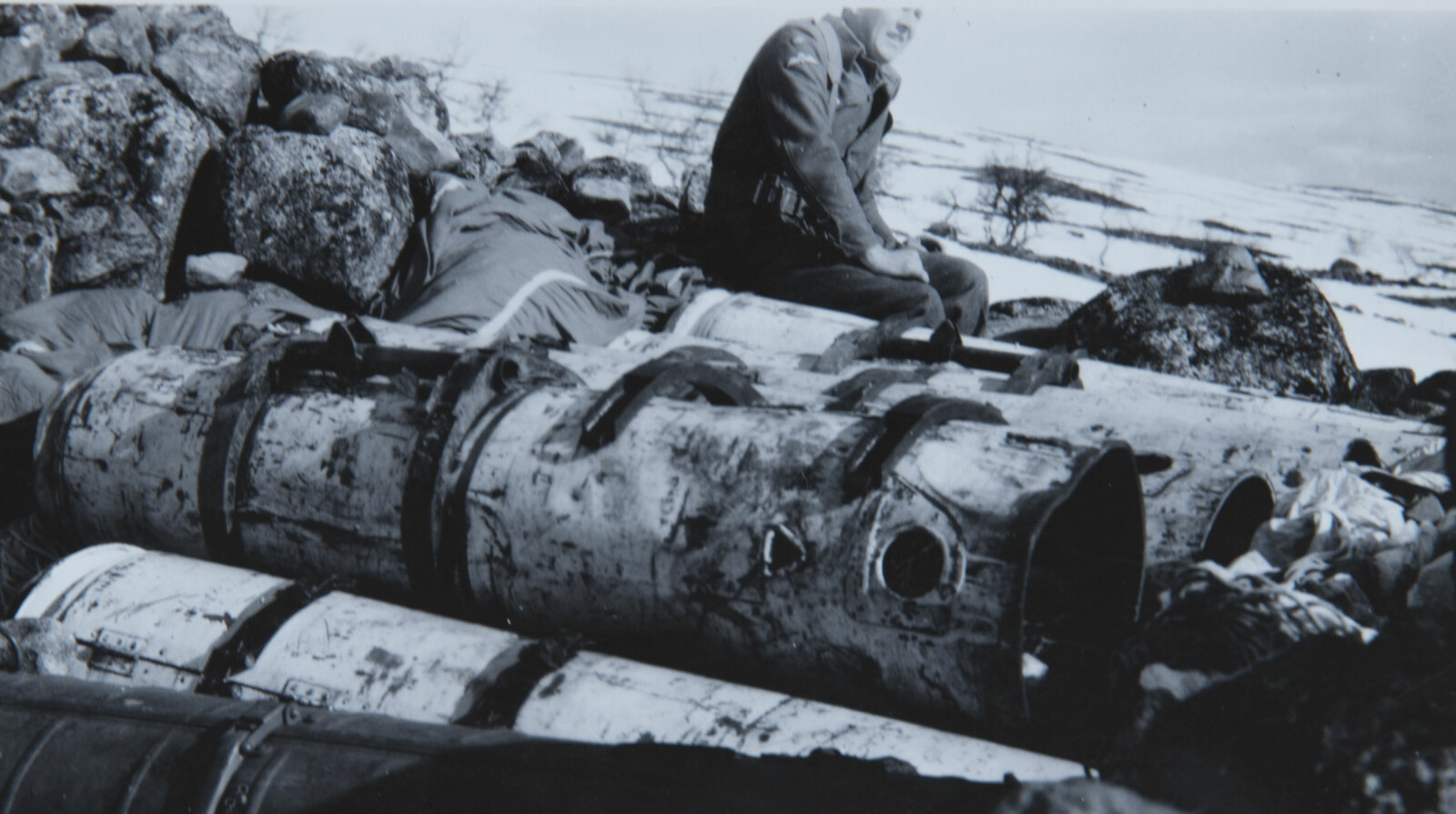 <b>BLODSLIT: </b>Det var et blodslit å håndtere de tunge containerne med våpen og utstyr som ble sluppet fra britiske fly. Foto: Privat