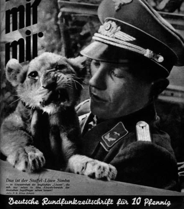 <b>MEDIAHELT: </b>I august 1940 var Franz von Werra på forsiden av tyske ukeblader sammen med løvemaskoten Simba.