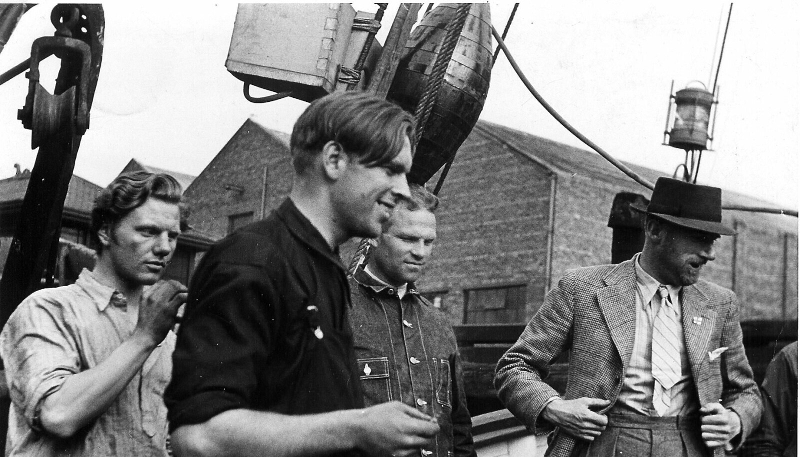<b>FRA BOKA: </b> God stemning foran sabotasjeoperasjonen i Ålvik sommeren 1940. Fra venstre: Rubin Langmo, Simon Sinclair Fjell, Olav Martin Leirvåg og Jim Musters.