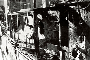 <b>BRANNHERJET:</b> Bevoktningsbåten ble skutt i brann og drev brennende av. Foto: Marinemuseet, Horten.