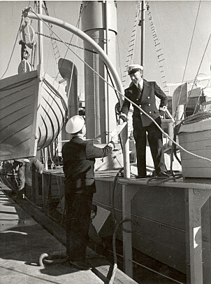 <b>SKIPSSJEFEN:</b> Leif Welding Olsen tar imot en melding om bord i POL III høsten 1939. Sent om kvelden 8. april 1940 lå skuta på vakt i Ytre Oslofjord. Foto: Digitalt Museum