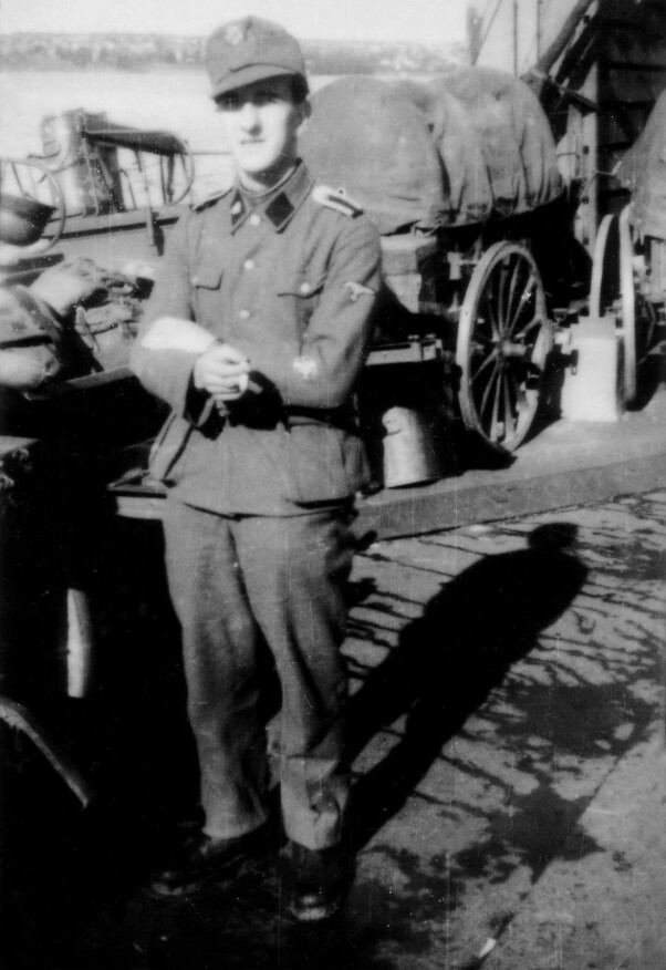 <b>I SS-UNIFORM:</b> Her er han fotografert under tjeneste på Østfronten.