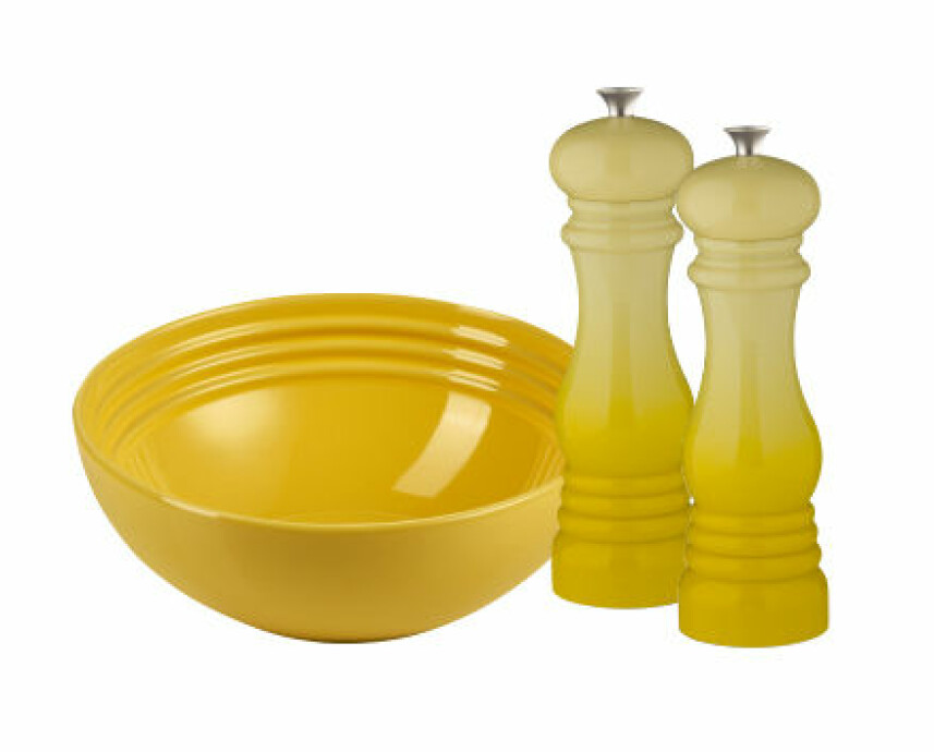 Vinneren får også 4 dype Signatur-tallerkener og salt- og pepperbøsse i den nye fargen Soleil fra Le Creuset. Vinneren får også 4 dype Signatur-tallerkener og salt- og pepperbøsse i den nye fargen Soleil fra Le Creuset.