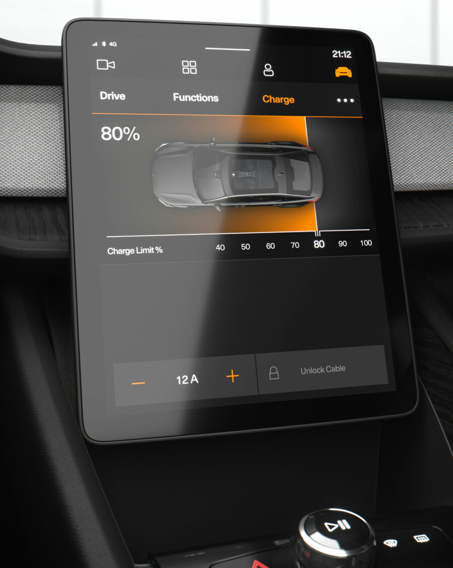 STOR SKJERM: Polestar 2 får en stor skjerm, men skjermen i Tesla Model 3 er større.