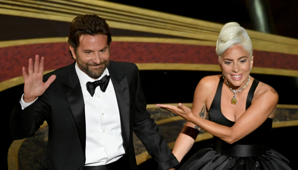 STEMNINGSFULL OPPTREDEN: Lady Gaga og Bradley Cooper under opptredenen deres på Oscar-utdelingen natt til mandag.