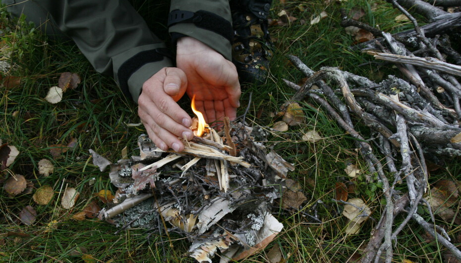 GJØR DET ENKELT Det kanskje aller enkleste bålet å lage, har pyramideform. Dette bålet kan du bygge mens det brenner, ved å ha klar tørre pinner på rundt 40 cm lengde på forhånd. Begynn med opptenningsmateriale av never eller små, tørre pinner som er knekt og lagt i samme retning. Tenn på og begynn straks å legge på litt større pinner. Pinnene legges fra alle sider mot midten, slik at bålet får pyramideform. Vær nøye med å legge korte pinner i midten etter hvert som opptenningsmaterialet brenner opp. Heng kjelen over bålet på ei ”kjerring”, som helst er en stokk av rått løvtrevirke.