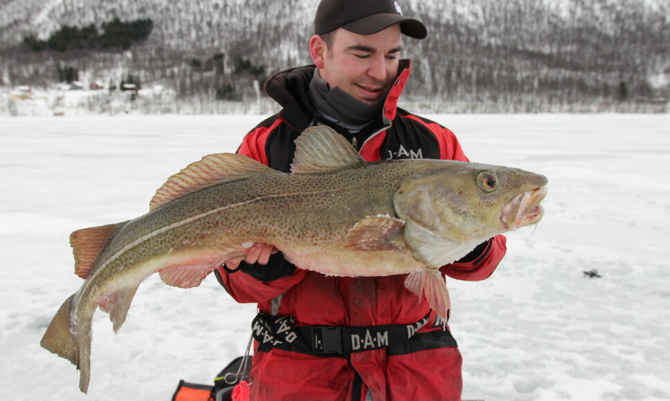 <b>TRYGG PÅ ISEN:</b> Andreas Næristorp fisker mye, også på vinteren – men tar sine forholdsregler. (Foto: privat)