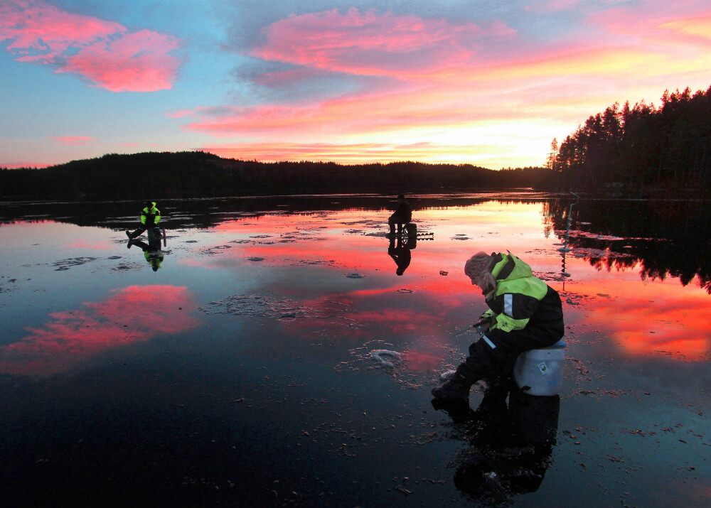 <b>ISFISKE:</b> Å fiske etter røye på isen er en del av det norske vinterlivet. Bare husk å ha sikkerhetsutstyret i orden.
