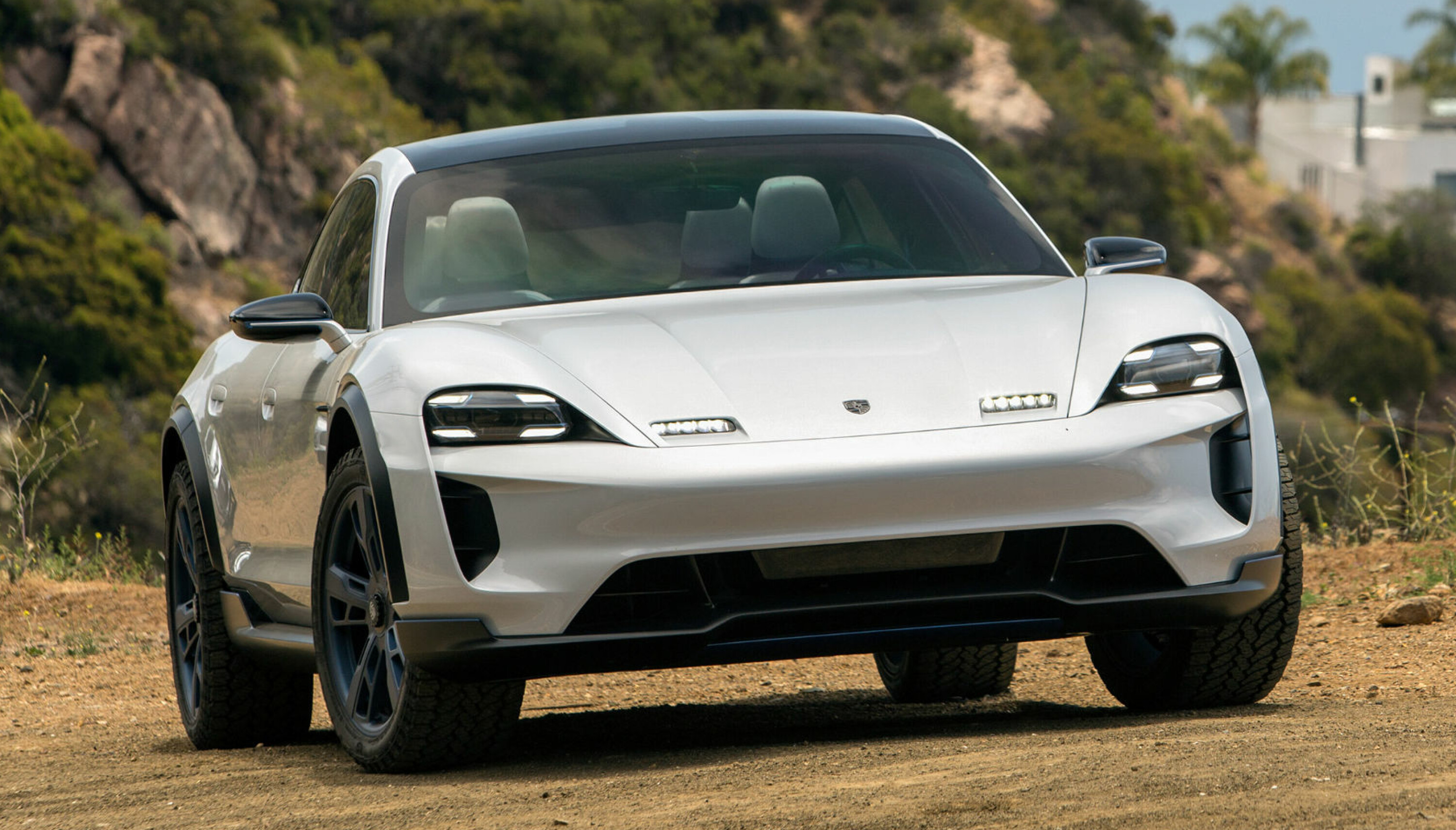 CROSS TURISMO: Kort tid etter Taycan kommer Taycan Cross Turismo-versjonen med høyere bakkeklaring og mer 'allroad'-karakter.