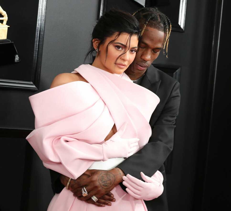 NYE RYKTER: Kjendisnettstedet TMZ skriver at Kylie Jenner skal ha anklaget kjæresten Travis Scott for å ha vært utro mot henne. Scotts representant sier at han benekter anklagene. Her er paret på Grammy Awards for noen uker siden.