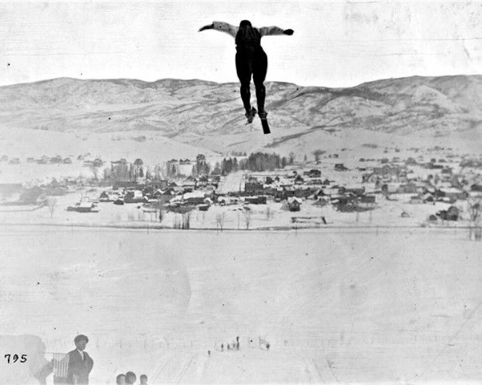 <b>SOM FUGLEN:</b> Ingen kunne fly på ski som Karl Hovelsen. 
Da han dro vestover til Denver og Colorado, viste han skikunster folk aldri hadde sett maken til.