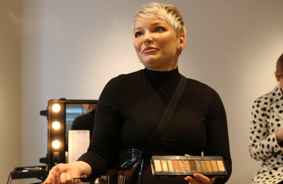 EKSPERTEN: Makeupartist Stefanie Scholbach sier det er viktig å bygge opp øyenskyggen steg for steg.