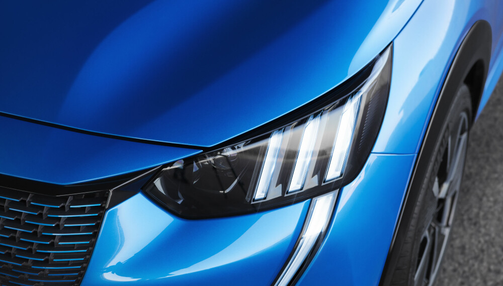 <b>TRE STRIPER:</b> Peugeot håper det skal skille e-208 ut fra mengden av snirklete LED-kjørelys.