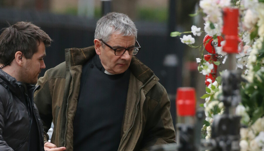 Rowan Atkinson under innspillingen av oppfølgeren til «Fire bryllup og en gravferd».